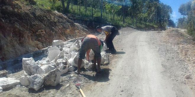 Peduli keselamatan warga binaan Bhabinkamtibmas Polsek Wewewa Barat Himbau Kontraktor