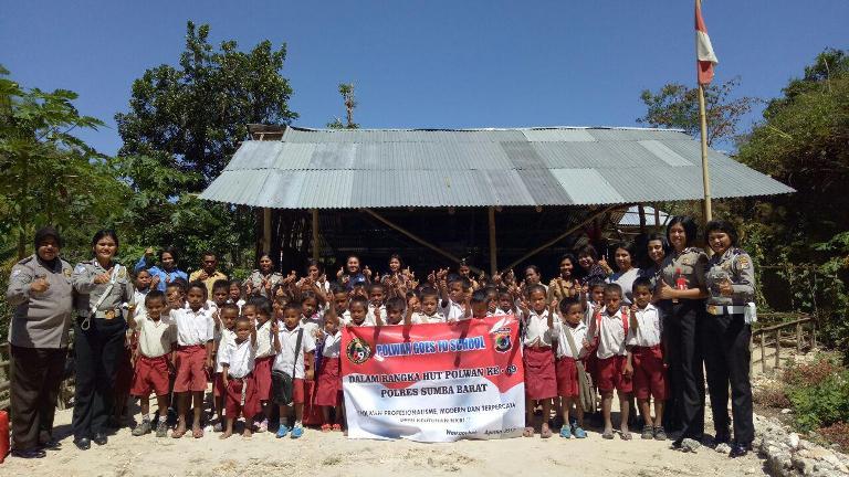 Jelang HUT Polwan Ke-69, Polwan Polres Sumba Barat berbagi Bersama siswa SD Paralel Natarakade