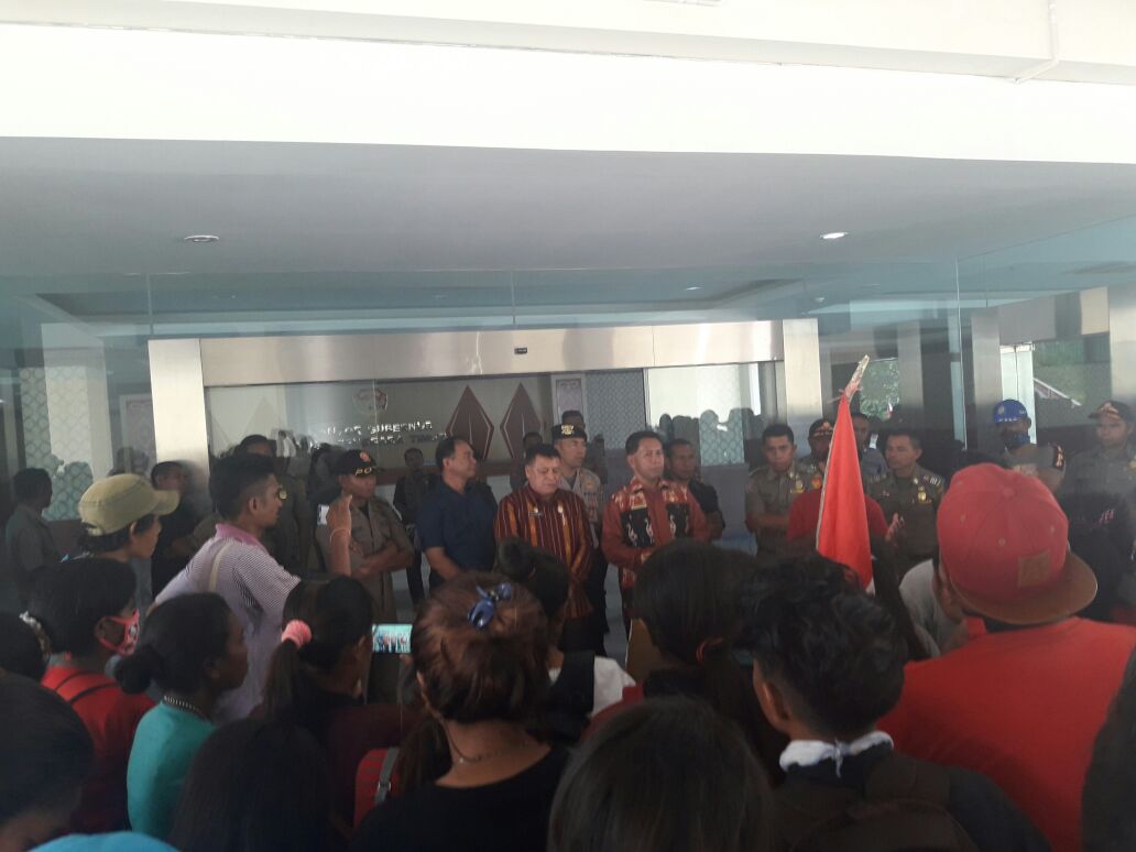 Aksi unjuk rasa Mahasiswa PGRI dikawal ketat aparat Polres Kupang Kota
