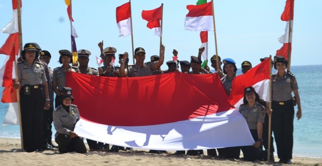Jelang HUT RI ke 72, Polres Flotim Kibarkan Bendera Merah Mutih di Pantai