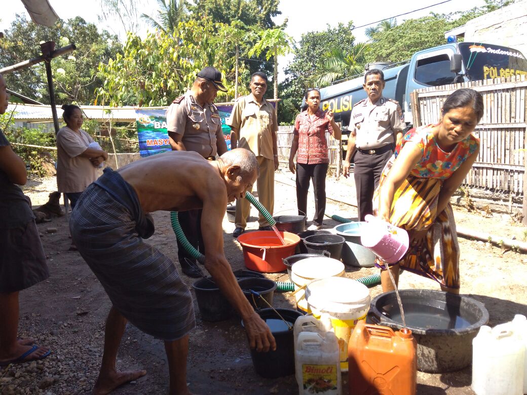 Akibat kemarau panjang, Wakapolres Sikka turun langsung bagikan air bersih di Dusun Halat