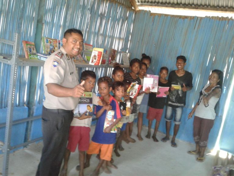 Peduli Pendidikan, Bripka Bram Duka Bangun Perpustakaan Mini Untuk Masyarakat Translok Desa Kabuna