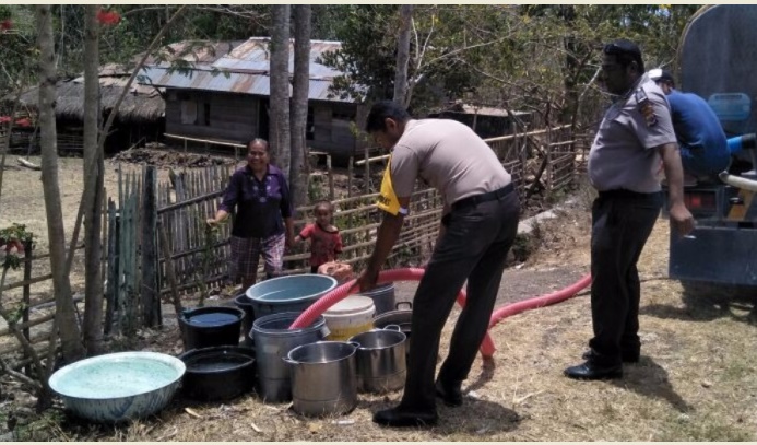 Kapolsub Sektor Nggoa dan desa Praikarang pasok 5000 liter air bersih ke desa Tanatuku