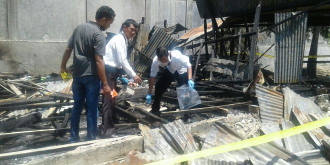 Unit Identifikasi Sat Reskrim Olah TKP Lokasi Kebakaran Rumah di Wekatimun Atambua