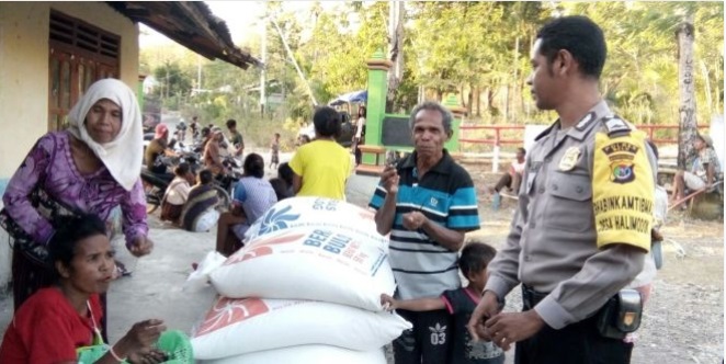 Turun ke desa Halimodok, Bhabinkamtibmas Polres Belu Kawal Pembagian beras Sejahtera