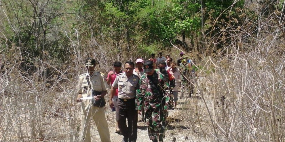 Kapolsek Lasiolat Gelar Patroli Jalan Kaki di Perbatasan RI-RDTL bersama Aparat TNI dan Masyarakat