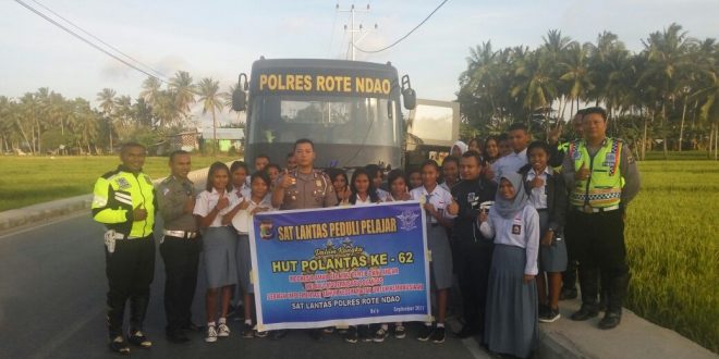 Bus gratis, Satuan Lalu-lintas Polres Rote Ndao berikan pelayanan kepada pelajar