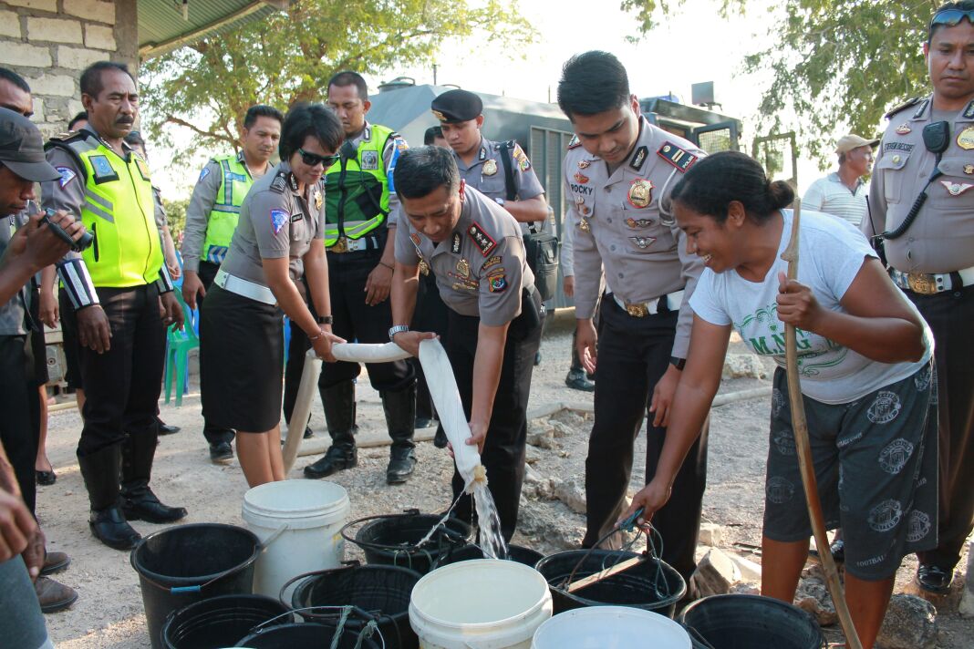 Bantu Masyarakat, Kapolres Kupang Kota Pimpin pembagian air bersih ke rumah masyarakat