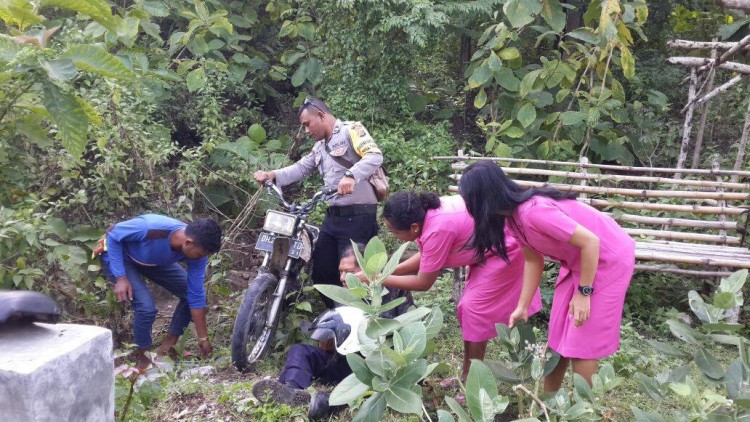 Tanpa Pamrih, Ketua Ranting Bhayangkari Polsek Malaka Tengah dan Anggota Bantu Warga Yang Alami Laka Lantas Tunggal