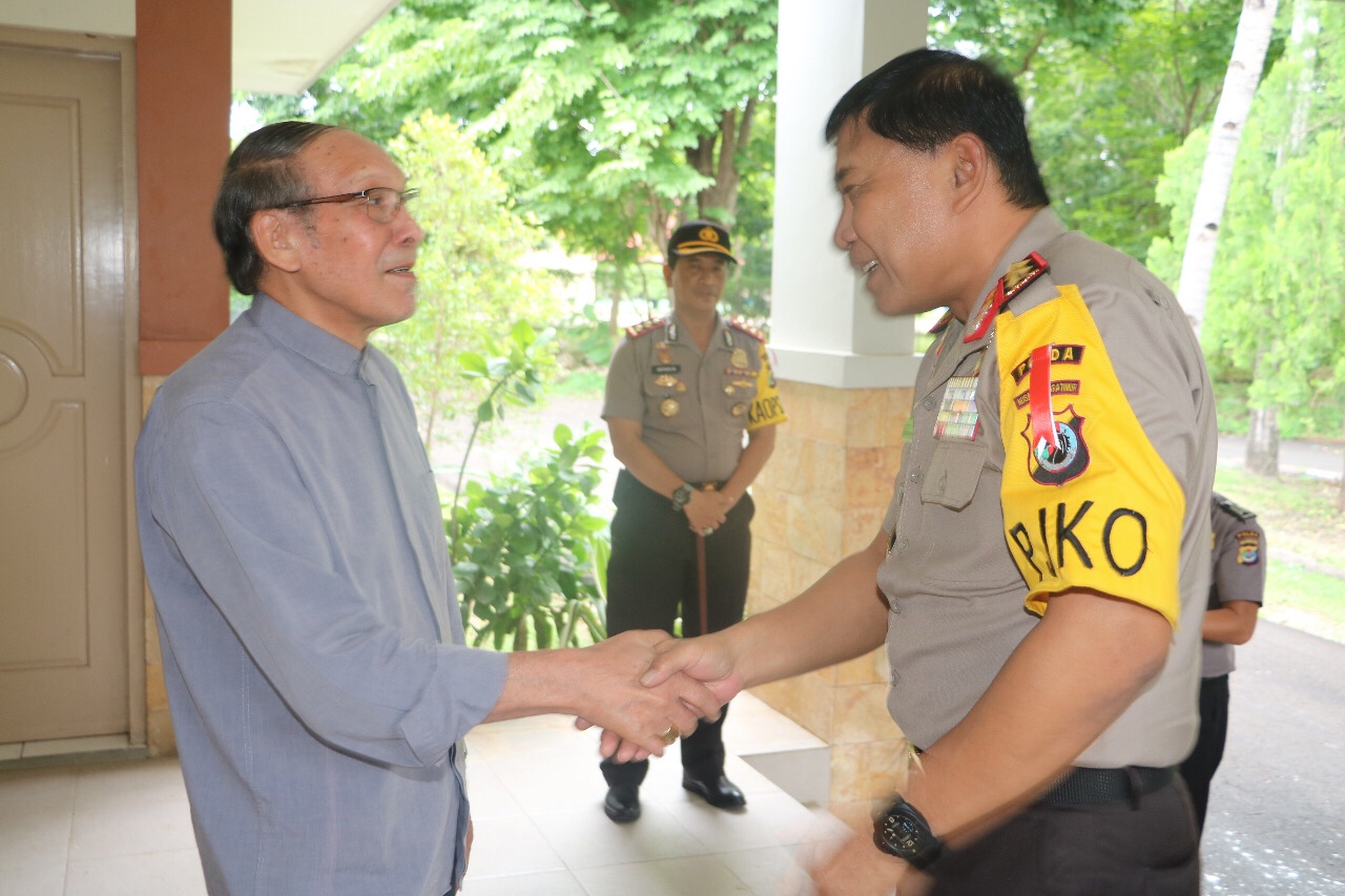 Kunjungan Kapolda NTT Irjen Pol Drs. Raja Erizman Disambut Hangat oleh Uskup Agung Kupang