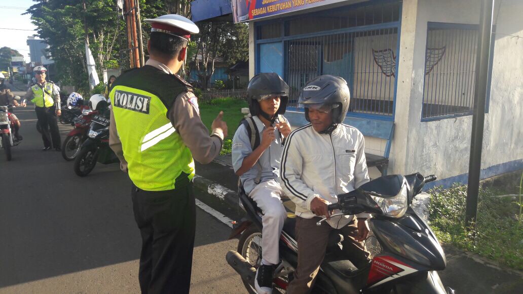 KBO Lantas Polres Manggarai Laksanakan Pengaturan Jalan Raya