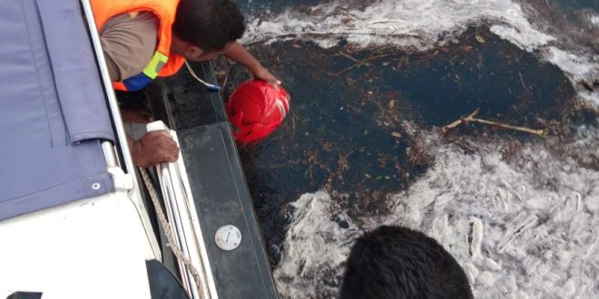 Petugas KP3 Laut Waingapu Temukan Helm Korban