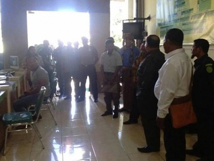 Polres Sikka Amankan Aksi Damai Warga Desa Lusitada di Kantor Pengadilan Negeri Maumere