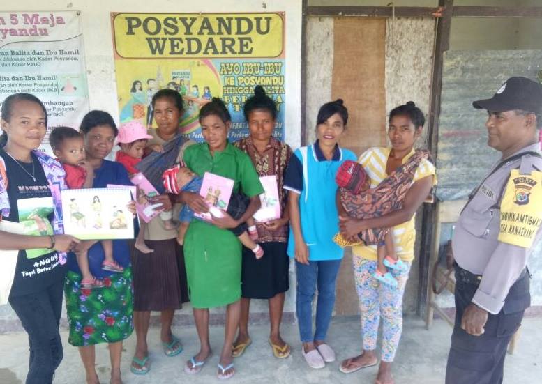 Sambang ke Posyandu Wedare, Bhabinkamtibmas Nanaenoe Polres Belu Ajak Ibu-ibu Sukseskan Pilgub NTT 2018