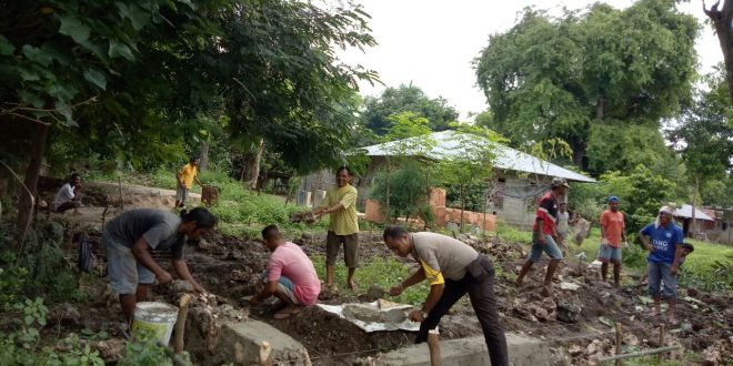 Memupuk Rasa Persatuan Dan Persaudaraan, Bhabinkamtibmas Kelurahan Mauliru Bersama Warga Binaan Gotong Royong Bangun Pondasi Rumah Warga