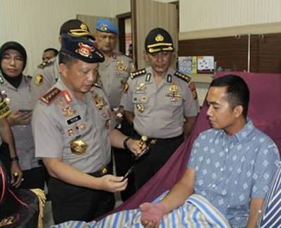 Kapolri Berikan Penghargaan Kepada 2 personil Korban Serangan Teroris Mapolda Riau