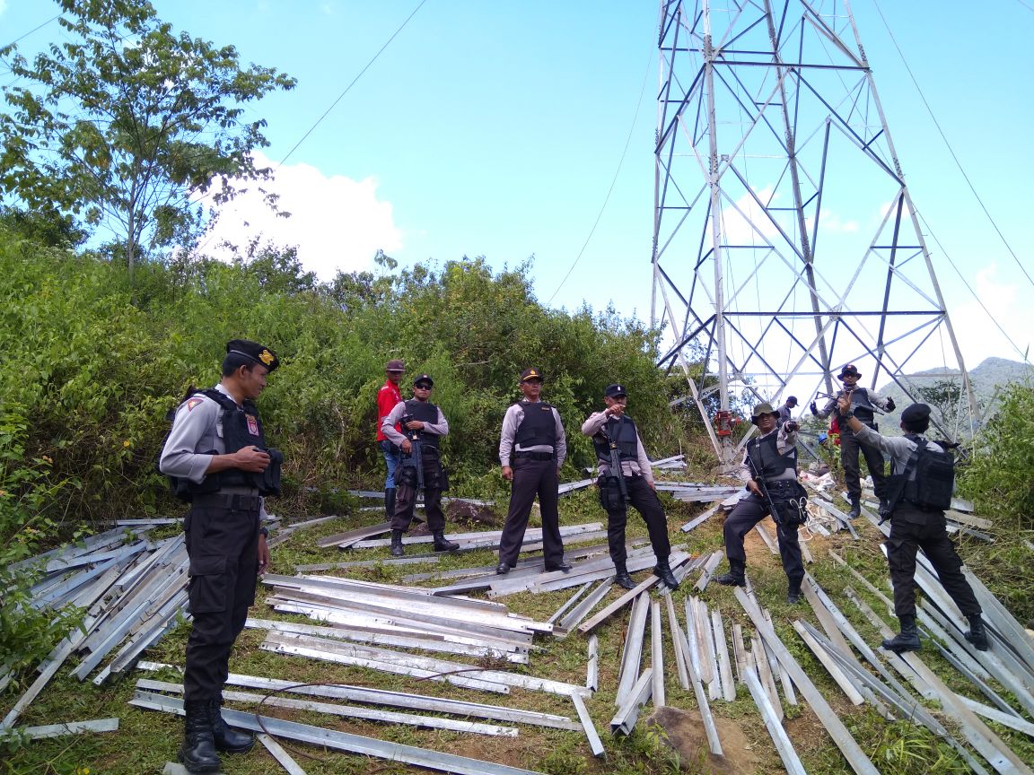 Sat Sabhara Polres Mabar laksanakan Pengamanan Pengerjaan pembangunan infra struktur Tenaga Listrik Sistem di desa Tondong Mbelang