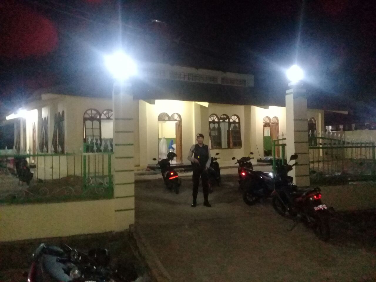 Personil Polres Mabar Laksanakan Pengamanan Sholat Taraweh di Masjid Nurul Huda Gorontalo