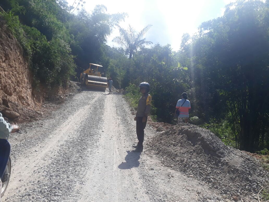 Bhabinkamtibmas Desa Papang, Polres Manggarai Gatur Lalin dan Monitoring pengerjaan Galian Saluran Pembuangan