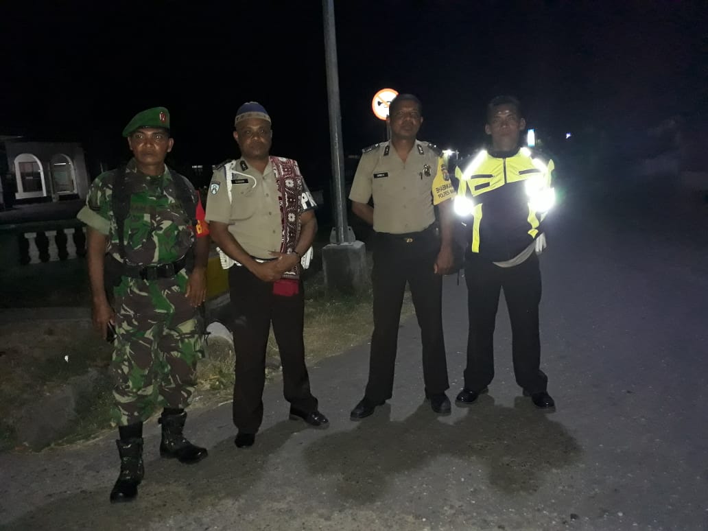 Personil Polres Manggarai Bersama Jajaran Melaksanakan Pengamanan Sholat Taraweh