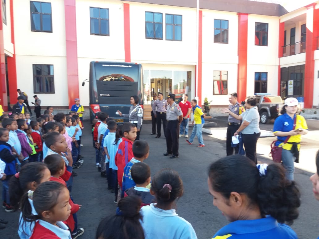 Anak-anak dari Yayasan Tunas Mulia Koko kunjungi Polres Manggarai