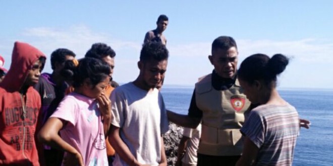 Evakuasi Korban Tenggelam di Pantai Halete oleh Jajaran Polsek Kodi Utara