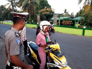 Anggota Sat Lantas Polsek Adotim Bersama Pemuda Mushola Paguyuban Jawa Waiwerang Kota Bagi-Bagi Takjil