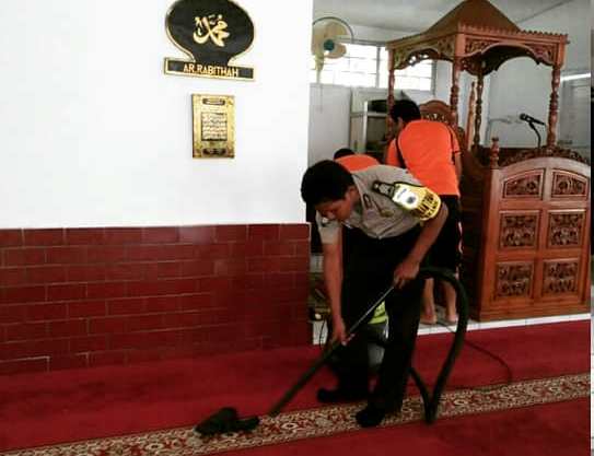 Dalam Rangka HUT Bhayangkara Ke 72, Anggota Polres Ende Kerja Bakti Bersihkan Masjid