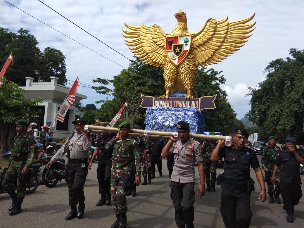 Peringati hari lahirnya Pancasila, Personil POLRI dan TNI di Ende arak Patung Burung Garuda Raksasa