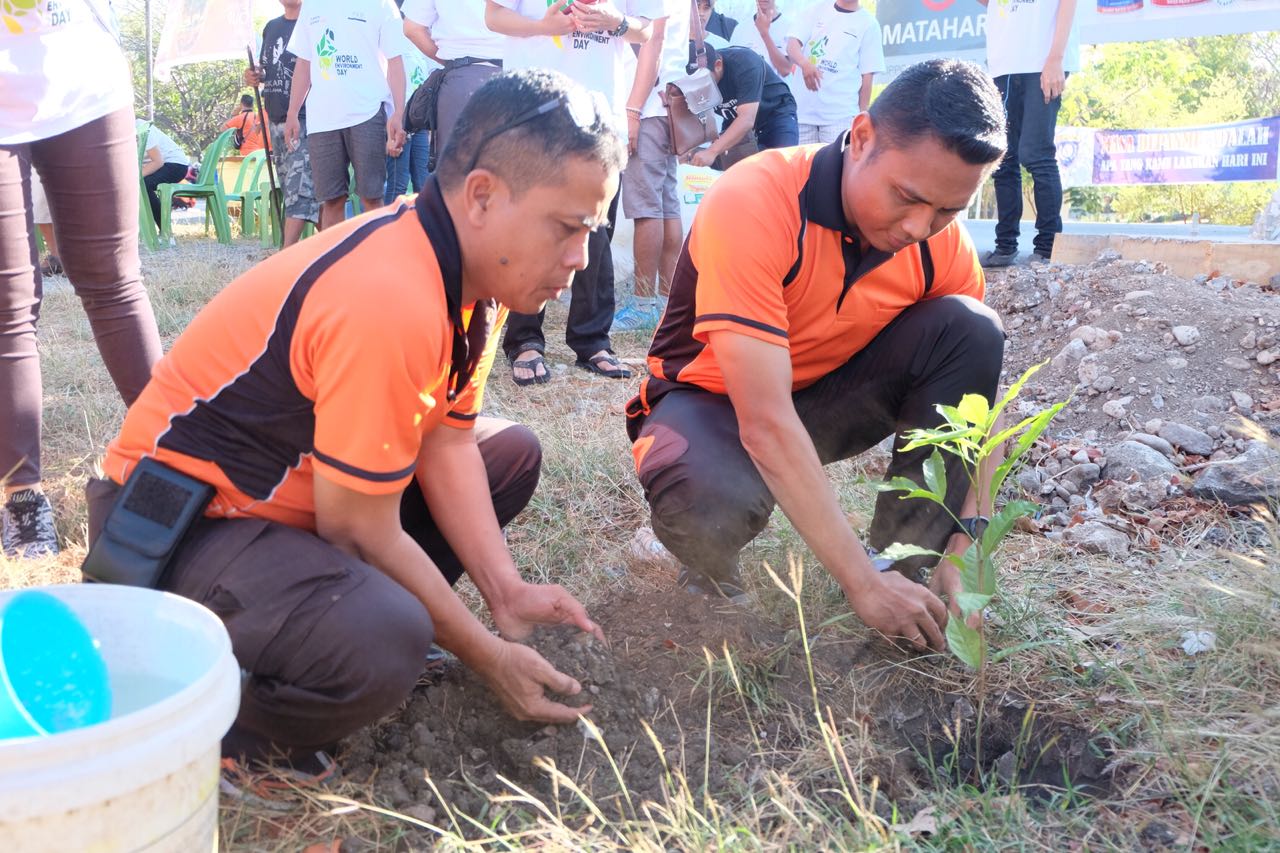 Peduli Kelestarian Alam, Polres Kupang Kota Tanam 200 Anakan Pohon Mahoni Sambut Hut Bhayangkara ke-72