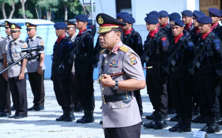 Kenang Jasa Para Pahlawan, Kapolda NTT Beserta Personil Tabur Bunga di TMP Dharma Loka