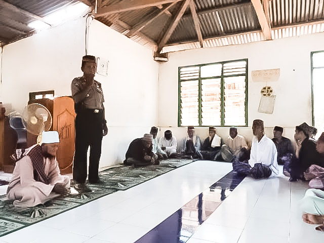 Dalam rangka Safari Ramadhan, Kapolres Flotim Beri Bantuan Pembangunan Masjid Nurul Yakin
