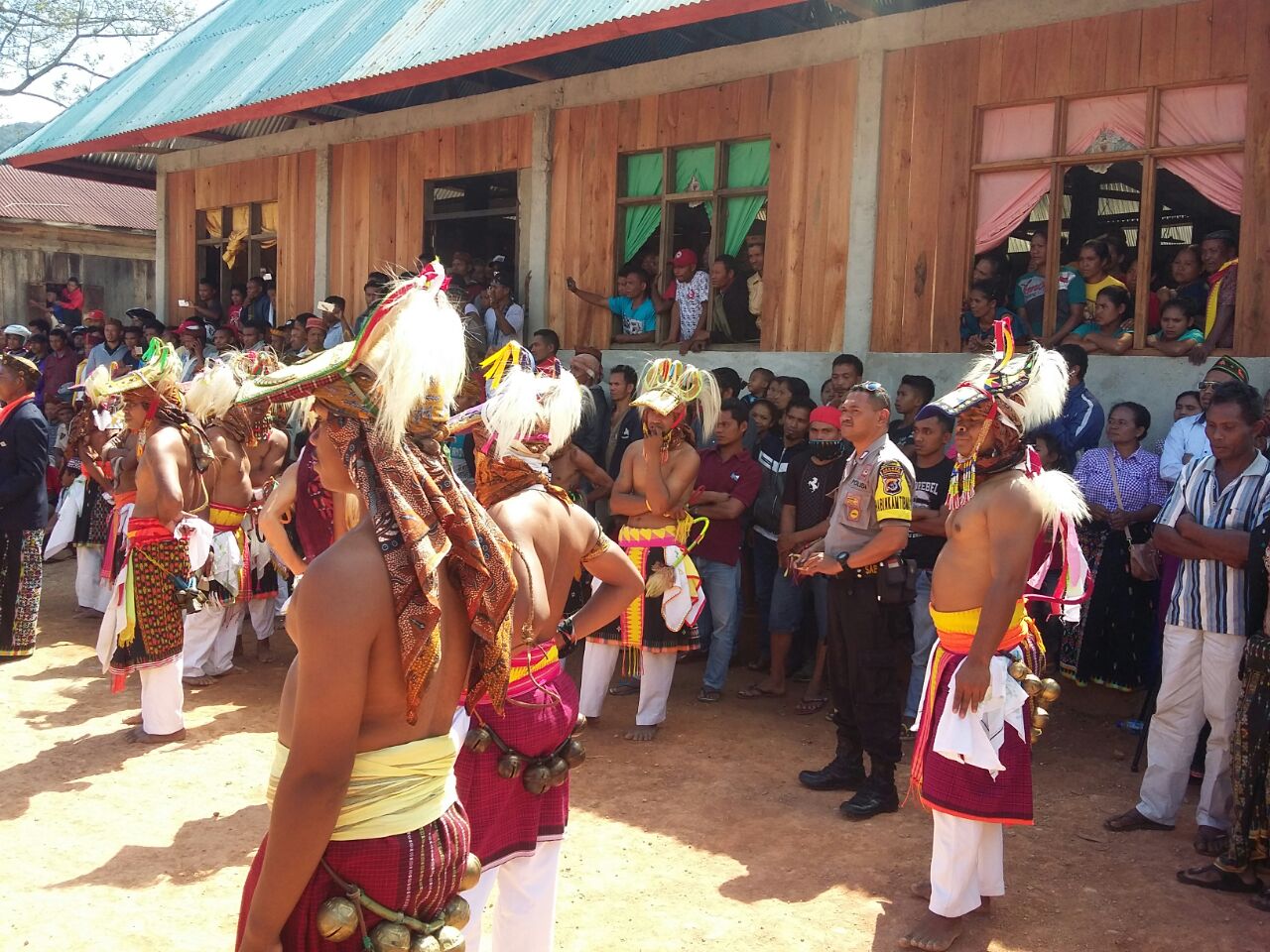 Bhbabinkamtibmas Desa Nao dan Desa Bangka Lelaki Polres Manggarai amankan pagelaran Tarian Caci
