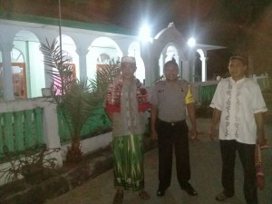 Personil Polsek Reo Melaksanakan Pengamanan Sholat Taraweh Hari Ke 29 Di Masjid Yang Ada Diwilayah Hukum Polsek Reo