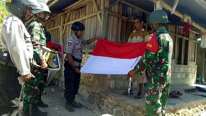 Salut, Polri-TNI di Asumanu Bagi-bagi Bendera Merah Putih Untuk Warga Perbatasan RI-RDTL