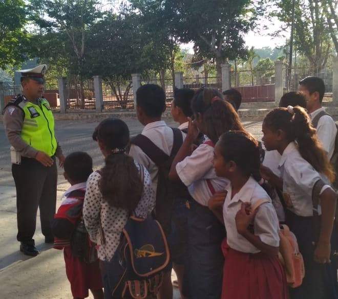 Temui Anak-anak Sekolah di Jalan Raya, Kanit Dikyasa Sat Lantas Polres Belu Beri Tips Keselamatan Berlalu Lintas