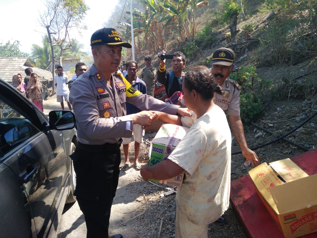 Kapolres Sikka Beri Bantuan Kepada Para Korban Abrasi di Desa Sikka