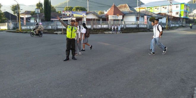 Sat Lantas Polres Manggarai melaksanakan kegiatan Strong Point guna memberikan pelayanan kepada Masyarakat pengguna jalan