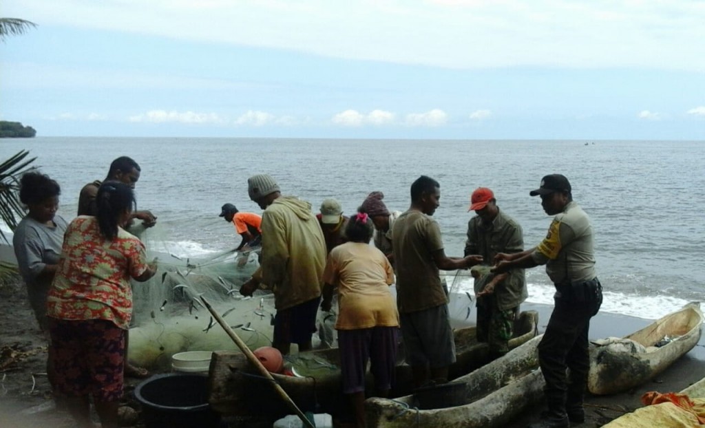 Pantau Aktifitas Para Nelayan, Bhabinkamtibmas Desa Hilihintir Beri Himbauan Agar menggunakan Alat Tangkap Ikan yang Ramah Lingkungan