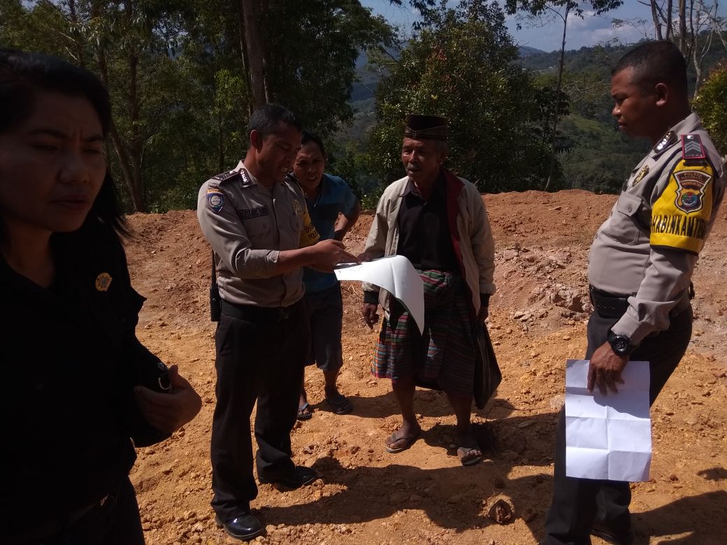 Dua Personil Bhabinkamtibmas Polres Maanggarai Mediasi Masalah Pilar Pembukaan Jalan Baru di Desa Kakor
