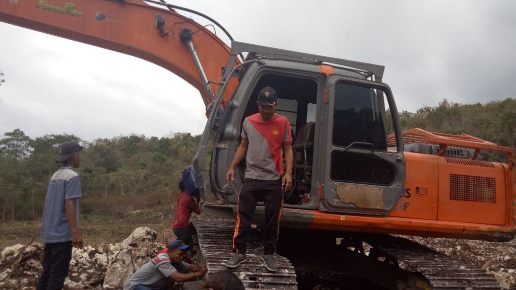Bhabinkamtibmas Desa Sambi, Polres Manggarai Gotong Royong Bersama Warga Binaannya Mengerjakan Lapangan Bola Kaki