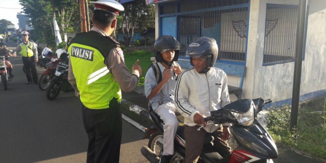 KBO Lantas Polres Manggarai Laksanakan Pengaturan Jalan Raya