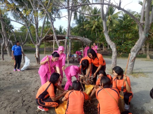 Polwan Polres Sikka Gandeng Bhayangkari Bhakti Sosial Bersihkan Pantai