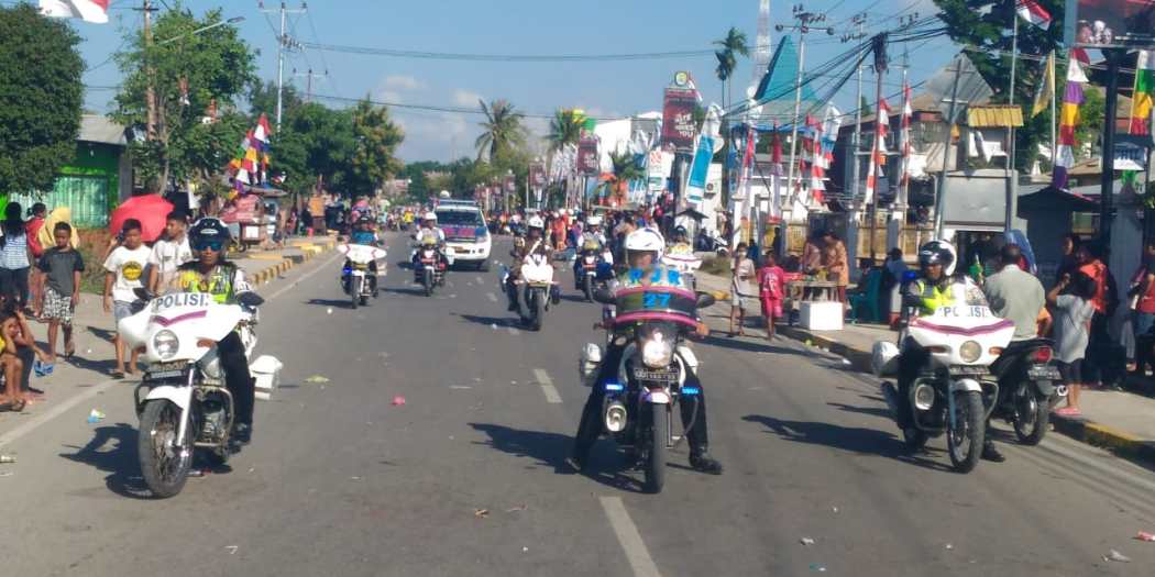 Puluhan Personel Polres Sumba Timur Amankan Kegiatan Karnaval Dalam Rangka Menyambut HUT RI Ke 73
