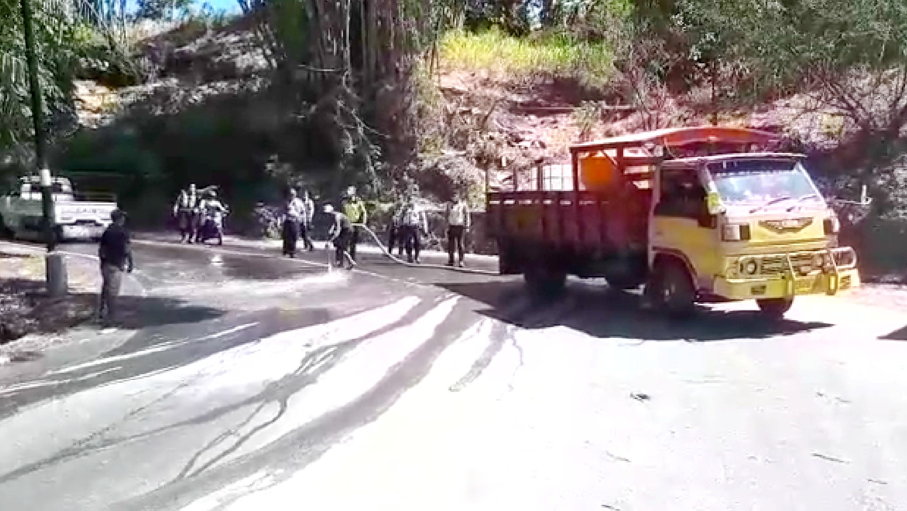 Antisipasi Kecelakaan, Sat Lantas Polres Ngada Bersihkan Pasir di Jalan