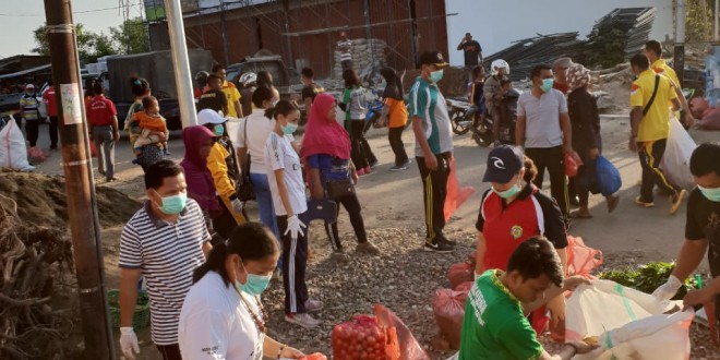 Hari Kesehatan Nasional ke-54 dan HUT Brimob ke-73, Polres Mabar Ikut Kerja Bhakti Bersihkan Sampah