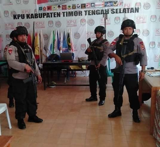 Polres TTS Lakukan Pengamanan Melekat Kotak Suara PSU di KPUD