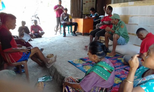 Bhabinkamtibmas Desa Haulasi  TTU Bantu Warga Menyelesaikan Permasalahan