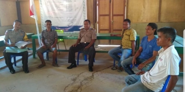 Disambut Hangat Warga pada kunjungan Kapolsek Umbu Ratu Nggay dan Bhabinkamtibmas Desa Padiratana