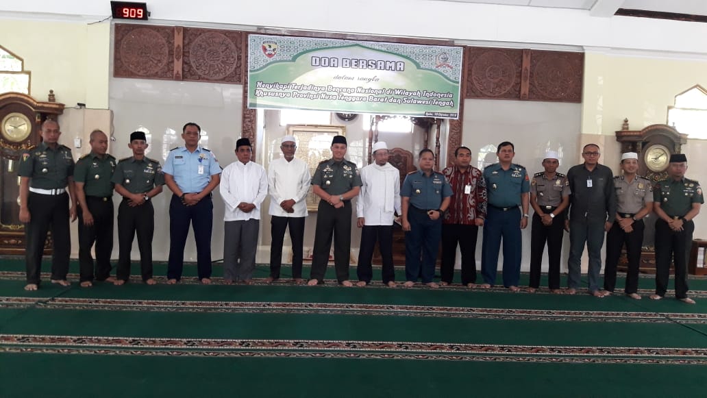 Polda NTT ikut dalam Doa bersama peduli palu dan Lombok di Masjid Nurul Iman Oebobo